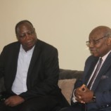Visite du Pr Théophile Obenga au siège du CERDOTOLA